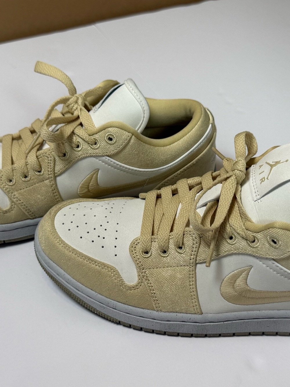 Women's Air Jordan 1 Low SE 'Team Gold' sneakers size 9, FN3722-701